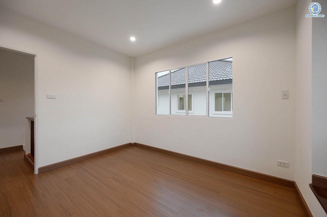 บ้านมือสองตกแต่งใหม่ โครงการ ชวนชื่นโมดัส แจ้งวัฒนะ เนื้อที่ 51.6 ตร.ว. ฟังก์ชัน 3 ห้องนอน 3 ห้องน้ำ จอดรถได้ 2 คัน รองรับทุกการอยู่อาศัย บนทำเลเดินทางเข้า-ออกเมืองสะดวก เชื่อมต่อถนนเลี่ยงเมืองปากเกร็ด, ถนนแจ้งวัฒนะ, ถนนติวานนท์ ใกล้รถไฟฟ้าสายสีชมพู "สถานีเลี่ยงเมืองปากเกร็ด" ทางด่วน "แจ้งวัฒนะ" และเซ็นทรัล แจ้งวัฒนะ